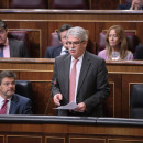 <p>El ministro de Asuntos Exteriores respondiendo a Pablo Bustinduy durante la sesión de control</p>