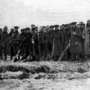 <p>Tregua navideña de 1914. Soldados alemanes e ingleses dejan de dispararse espontáneamente.</p>