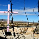 <p>Una cruz en las afueras de Juárez, en recuerdo a las mujeres desaparecidas. </p> (: Clara Navascués)