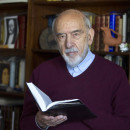 <p>El escritor Luciano G. Egido, en su casa de Madrid.</p>
