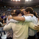 <p>Carolina Bescansa, Luis Alegre, Íñigo Errejón y Pablo Iglesias se abrazan en Vistalegre I </p>