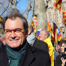 <p>Artur Mas, entre los manifestantes que acudieron a apoyarle al Tribunal Superior de Justicia de Catalunya. </p>