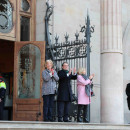 <p>Artur Mas y las exconslleres Joana Ortega e Irene Rigau saludan desde la entrada del TSJC / Elise Gazengel</p>