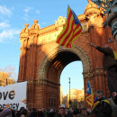 <p>Manifestantes reunidos juntos al Arco del Triunfo de Barcelona en apoyo a Artur Mas y las exconslleres Joana Ortega e Irene Rigau</p>