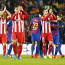 <p>Los jugadores del Atlético de Madrid agradeciendo su apoyo a la afición presente en Barcelona </p>
