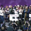 <p>Pablo Iglesias e Íñigo Errejón se abrazan después de conocer los resultados de la votación en Vistalegre II</p>