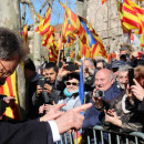 <p>Artur Mas saludando a los manifestantes que se congregaron para apoyarle el primer día del juicio por desobediencia en el TSJC.</p>