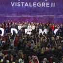 <p>Cargos y representantes de Podemos saludan desde el escenario en el cierre del Congreso de Vistalegre. </p> (: Manolo Finish)