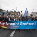 <p>Miembros del partido alemán AfD en una manifestación encabezada con el lema: <em>¡El asilo necesita límites!</em>. </p> (: James Rea)