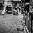 <p>Una mujer realiza trabajos domésticos en una calle de Italia. </p> (: Mario Mancuso)