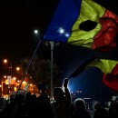 <p>Manifestantes contra la corrupción muestran banderas de Rumanía cortadas.</p>