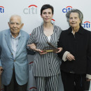 <p>Ángeles Caballero posa junto a sus padres tras recoger el premio <em>Citi Journalistic Excellence</em>.</p>