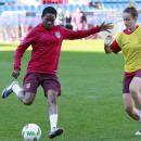 <p>Dos jugadoras del Atlético de Madrid Femenino, en un entrenamiento en el Vicente Calderón.</p>
