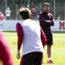 <p>El Cholo Simeone dirige un entrenamiento del equipo en el Cerro del Espino. </p>