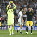 <p>Jugadores del Atlético de Madrid agradeciendo la entrega a su afición tras el partido en el Santiago Bernabéu</p>
