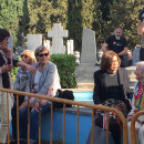 <p>Familiares y amigos visitan el cementerio de Guadalajara mientras se realizan las labores para recuperar los restos de Timoteo Mendieta. </p>