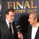 <p>Rajoy responde a Pedrerol durante la final de Champions en Cardiff.</p>