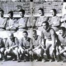 <p>El equipo de fútbol del FLN argelino en su aniversario. Rachid Mekhloufi, segundo por la derecha en la fila inferior. Stade du 5-Juillet-1962. Argel, 1974.</p>