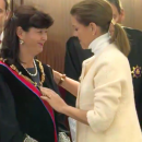 <p>Dolores de Cospedal impone la Gran Cruz de la Orden de San Raimundo de Peñafor a Concpeción Epejel, en febrero de 2014.</p> (: Youtube)