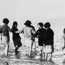 <p>Un grupo de niñas refugiadas griegas y armenias en el mar cerca de Maratón (Grecia) en 1915 o 1916, tras su huida de Turquía.</p>