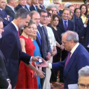 <p>Felipe VI entrega a Rodolfo Martín Villa, exministro franquista, la medalla conmemorativa de las Cortes Constituyentes. 28 de Junio de 2017 / Captura de pantalla de <em>ABC</em></p>