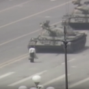 <p>Famosa imagen del hombre anónimo que se enfrentó a una columna de tanques durante las protestas de la Plaza de Tiananmén (China), en 1989. </p> (: )