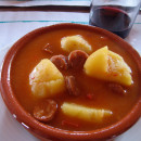 <p>Plato de patatas a la riojana.</p>