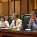 <p>Pedro Santisteve, alcalde de Zaragoza, con los concejales Luisa Broto y Fernando Rivarés, durante un pleno del Ayuntamiento.</p>