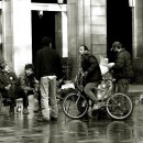 <p>Un grupo de hombres conversan en la Plaza Real de Barcelona. </p> (: Jaume Ventura)