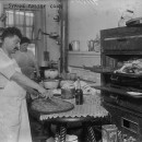 <p>Una familia integrante de la diáspora siria prepara ‘baklavas’ en Nueva York a principios del S.XX.</p>