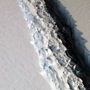 <p>Una gran grieta en la plataforma antártica de hielo Larsen.</p> (: NASA)