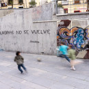 <p>Tres niños juegan a la pelota en la plaza de Agustín Lara en Lavapiés (Madrid).</p>