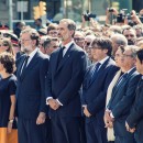 <p>Los principales representantes del Gobierno central, la Generalitat y el Ajuntament de Barcelona, junto al Rey Felipe VI en el minuto de silencio en la Rambla para condenar el atentado terrorista. 18 de agosto de 2017.</p> (: Ajuntament Barcelona)