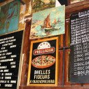 <p>Cartel con menú, en un bar de tapas de Barcelona.</p>