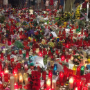 <p>Homenaje con dedicatorias en Las Ramblas a las víctimas del atentado del 17 de agosto. </p>
