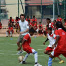 <p>Juan Mata juega un partido con un grupo de niños en un suburbio de Mumbai (India).</p>