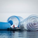 <p>Acción de concienciación de Greenpeace sobre la contaminación plástica de los mares, frente a las costas baleares.</p> (: Greenpeace)
