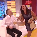 <p>Juan y Medio corta la falda de Eva Ruiz en el programa <em>La tarde aquí y ahora</em>, de Canal Sur. </p>