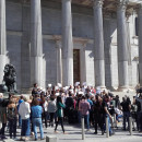 <p>Miembros de Podemos y En Comú, delante del Congreso, protestando por las detenciones en Barcelona, el 20 de septiembre. </p>