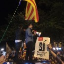 <p>Los presidentes de ANC y OMNIUM piden a los manifestantes que se retiren, frente a la Conselleria de Economia, en la noche del 20 de septiembre.</p>