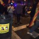 <p>Una pegatina por el boicot del referéndum, en Barcelona, la noche del 22 de septiembre. </p>
