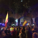 <p>Un grupo de manifestantes contrarios al referéndum se concentran frente a un cuartel de la Guardia Civil en Barcelona.</p>