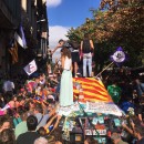 <p>Manifestantes encima de un vehículo de la Guardia Civil, en Barcelona, el 20 de septiembre.</p> (: Elise Gazengel)