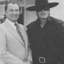 <p>Leon Degrelle, a la izquierda, junto a Alain Delon, en el rodaje de <em>El Zorro, </em>en España, en 1974.</p> (: )