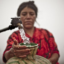 <p>Una campesina limpia maíz en la comunidad de Pacutan II, en Guatemala.</p>