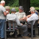 <p>Un grupo de jubilados juega a las cartas.</p> (: anaterate / Pixabay)