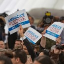 <p>Participantes en la Cumbre del Clima de Bonn levantan pancartas donde puede leerse “Promesa de EEUU. Seguimos dentro”.</p> (: UNclimatechange)