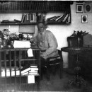 <p>León Tolstói, en su despacho (1908).</p>
