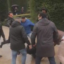 <p>El activista Lagarder es golpeado por ultras franquista cerca del Palacio de Oriente de Madrid. 20 de noviembre de 2016. </p>