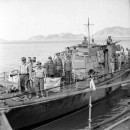 <p>Llegada del general Wagner ante el destructor británico que le llevará a la isla de Syni a firmar la rendición del ejercito alemán y la entrega del Dodecaneso. 8 de mayo de 1945.</p>
